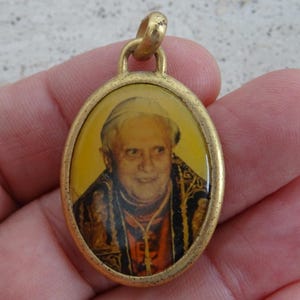 Religious catholic gold plated medal pendant charm medallion of Pope Papa Francis. ( C 20 )