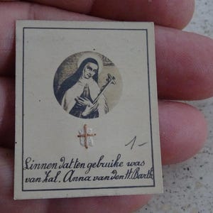 Religieus katholiek kaartschrijn met relikwie van de kleding van Sint-Anna van Sint-Bartholomeus. (ik 8)