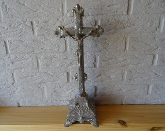 宗教的なアンティークの銀メッキのフランスのカトリックの立っている