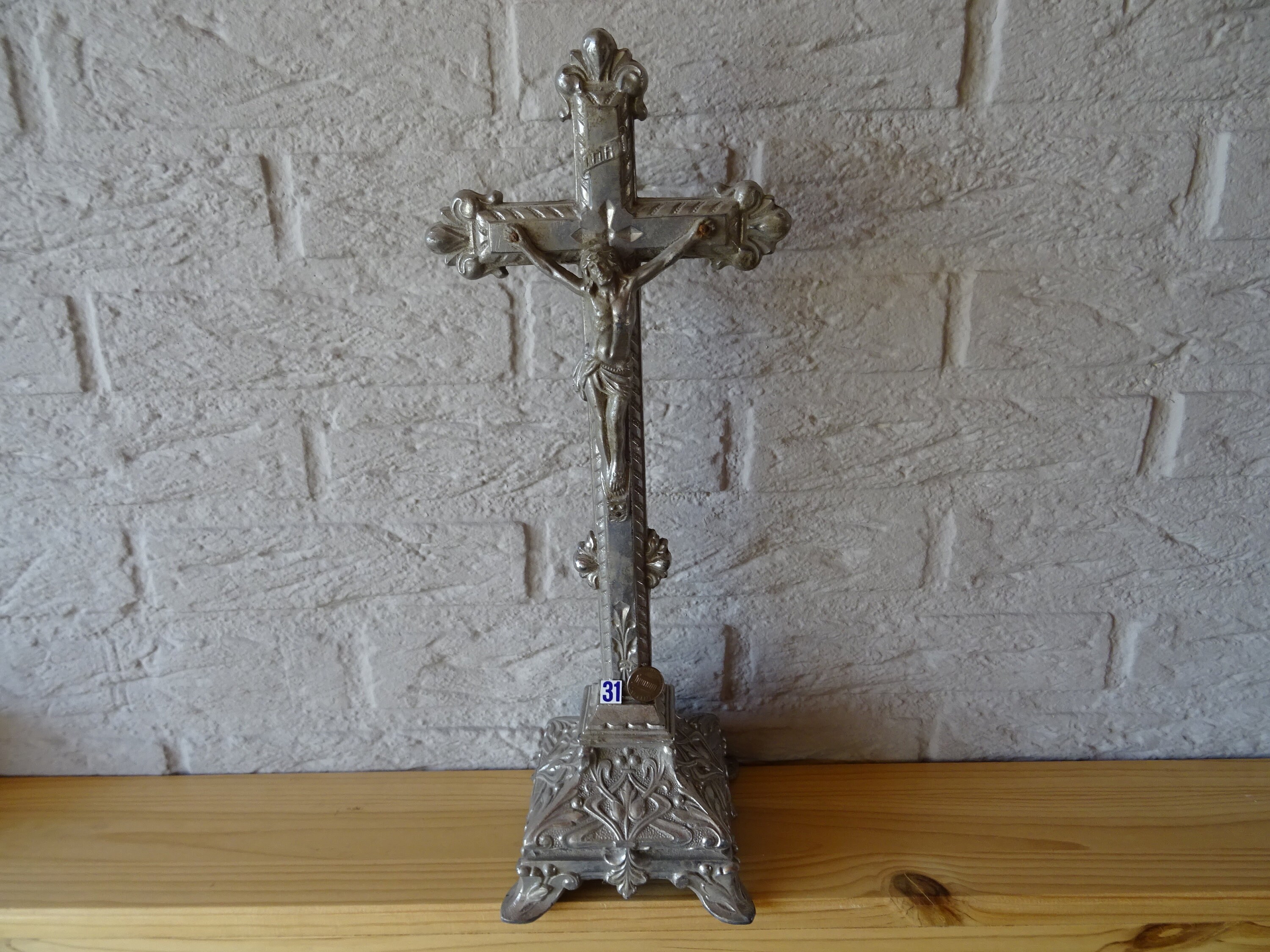 宗教的なアンティークの銀メッキのフランスのカトリックの立っている