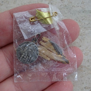 Religiöse katholische Schreinhaltertasche mit Reliquienreliquiar von Notre Dame von Beauraing mit Medaille der Heiligen Jungfrau Maria von Beauraing. ( N 8 )