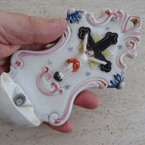 Pila de agua bendita católica antigua religiosa francesa de porcelana con cruz crucifijo del Santo Jesucristo. ( A 22 )