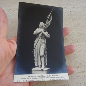 Postal francesa antigua sin usar con estatua de Juana de Arco Juana de Arco con su espada. ( E 10 )