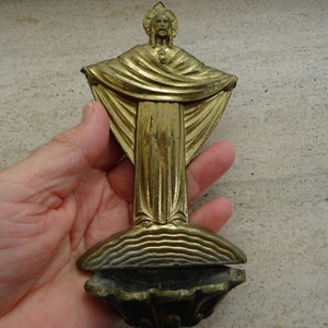 Pila de agua bendita de cobre antigua católica francesa de hojalata con cuerpo del Santo Jesucristo. ( N 29 )
