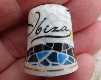 Vintage porcelainen thimble thimbleful souvenir of Ibiza in Spain. ( A m 17 )