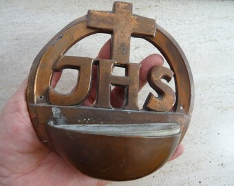 Religieus antiek katholiek Frans bronzen wijwatervat met kruis kruisbeeld Heilige Jezus Christus en IHS. (L8)