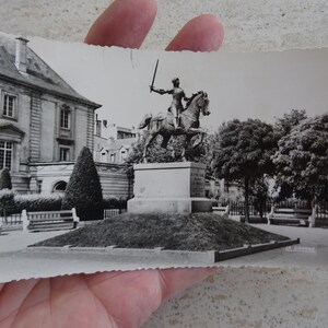 Antieke Frans gebruikte post prentbriefkaart met monument standbeeld van Jeanne d'Arc Jeanne d'Arc souvenir van Reims. ( E 16 )