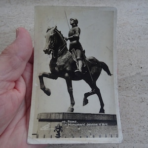Postal postal francesa antigua sin usar con estatua monumental de Juana de Arco, recuerdo de Juana de Arco de Reims. ( F 22 )