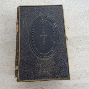 Religious antique catholic French leather missal booklet prayer book. ( 11  )