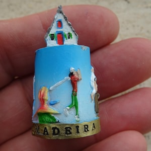 Vintage porcelainen thimble thimbleful souvenir of Madeira. ( A b  56 )