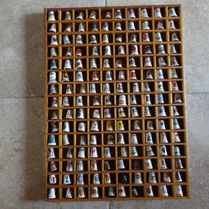150 dedales de porcelana vintage que se encuentran dentro de la bandeja de cartas del buzón. ( 2 )