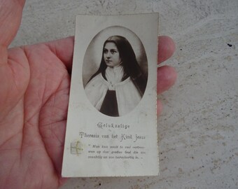 Tarjeta de santuario relicario, reliquia católica francesa antigua, con un trozo de tela tocado en Santa Teresita de Lisieux. (R 6)