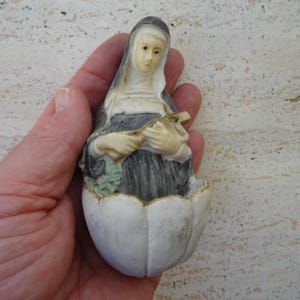 Pila de agua religiosa antigua francesa de Santa Teresita de Lisieux. ( J 37 )
