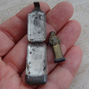 Religious French catholic silvered pocket shrine altar chapel relic with statue of Saint Therese. ( 36 a )