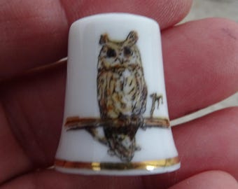 Vintage porcelainen thimble thimbleful souvenir of Lanslebourg with owl in France. ( WW 8 )
