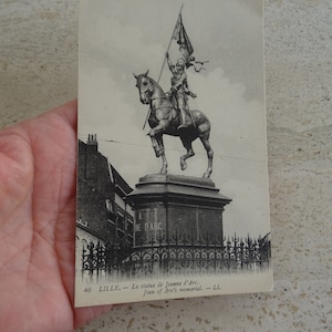 Postal postal francesa antigua sin usar con estatua monumental de Juana de Arco Juana de Arco con recuerdo monumental de Lille. ( F 29 )