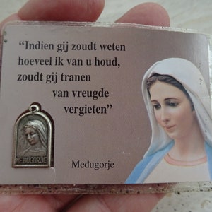Biglietto religioso cattolico plastificato con all'interno medaglia argentata della Santa Vergine Maria Nostra Signora di Medugorje. (4)