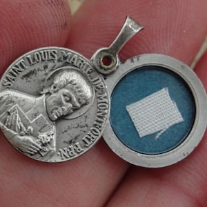 Medalla religiosa antigua católica francesa con reliquia de San Luis de Montfort y la Santísima Virgen María. 21