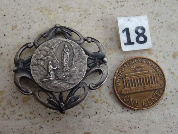Broche ancienne religieuse française en filigrane en métal argenté représentant la Sainte Vierge Marie de Notre-Dame de Verdelais. ( E 23 ) - France Broche ancienne religieuse française en filigrane en métal argenté représentant la Sainte Vierge Marie de Notre-Dame de Verdelais. ( E 23 ) - France