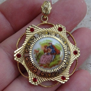 Pendentif vintage en porcelaine vermeil, plaqué or, médaillon à breloques, un couple de femmes et d'hommes français. ( C 5 )