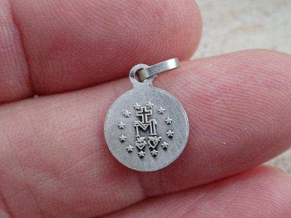 Pendentif Ancien En Métal Argenté - Médaille Religieuse - Occasion
