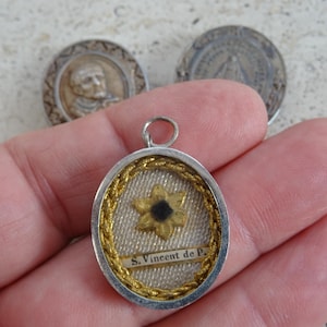 Medalla religiosa antigua católica francesa de plata (MARCADA) con colgante de reliquia de San Vicente de Paúl. (M 10)
