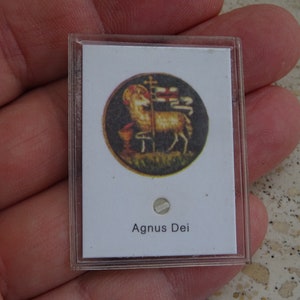 Religious antique French catholic pendant shrine relic of Agnus Dei with the Lamb. (  s 6 )