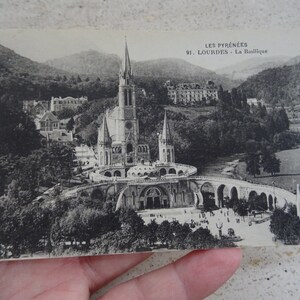 Religieuze Franse katholieke ongebruikte kaart met stempel van de Basiliek van Notre Dame de Lourdes, souvenir van Lourdes. (Z2)