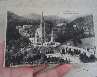 Religiöse französisch-katholische unbenutzte Karte mit Stempel der Kirche Notre Dame de Lourdes, Andenken von Lourdes. ( Z2 )