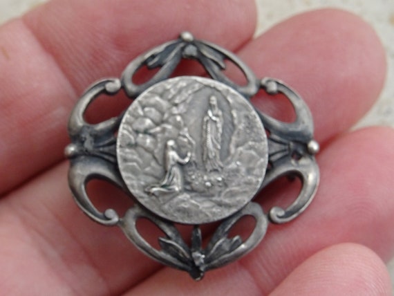Broche Ancienne Vierge Marie En Métal Argenté - Bijou Vintage Religieux