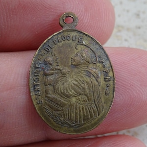Religious antique French copper catholic medal pendant medaillon charm medallion of Saint Anthony with oeuvre des pains. (   )