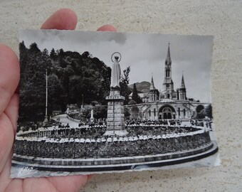 Religiöse Französische katholische Karte mit Stempel der Basilca Notre Dame de Lourdes-Souvenir von Lourdes. ( Z2 )