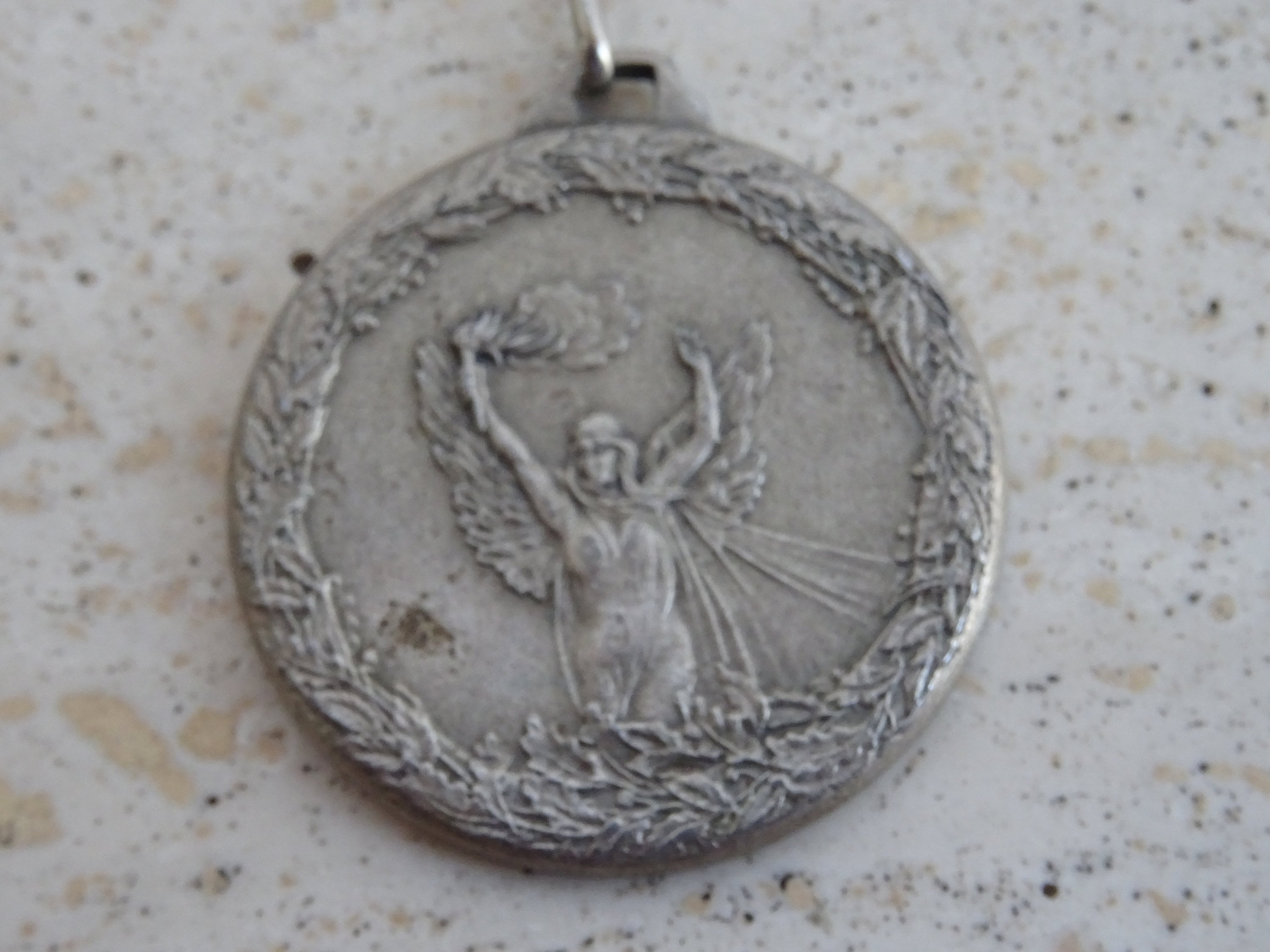 Ancien Pendentif En Métal Argenté Médaille Art Nouveau Enfant Courants