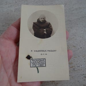 Religieus katholiek kaartschrijn met reliekschrijn van de heilige Paterke van Hasselt, broer Valentinus Paquay. ( pp 40 )