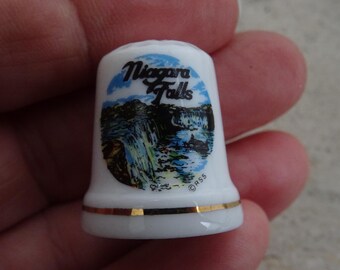 Vintage porcelainen thimble thimbleful souvenir of Niagara Falls.  ( JJ 15 )