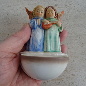 Pia de água benta católica Hummel Goebel de porcelana com anjo guardião querubim em oração e tocando violino. ( J 47 )