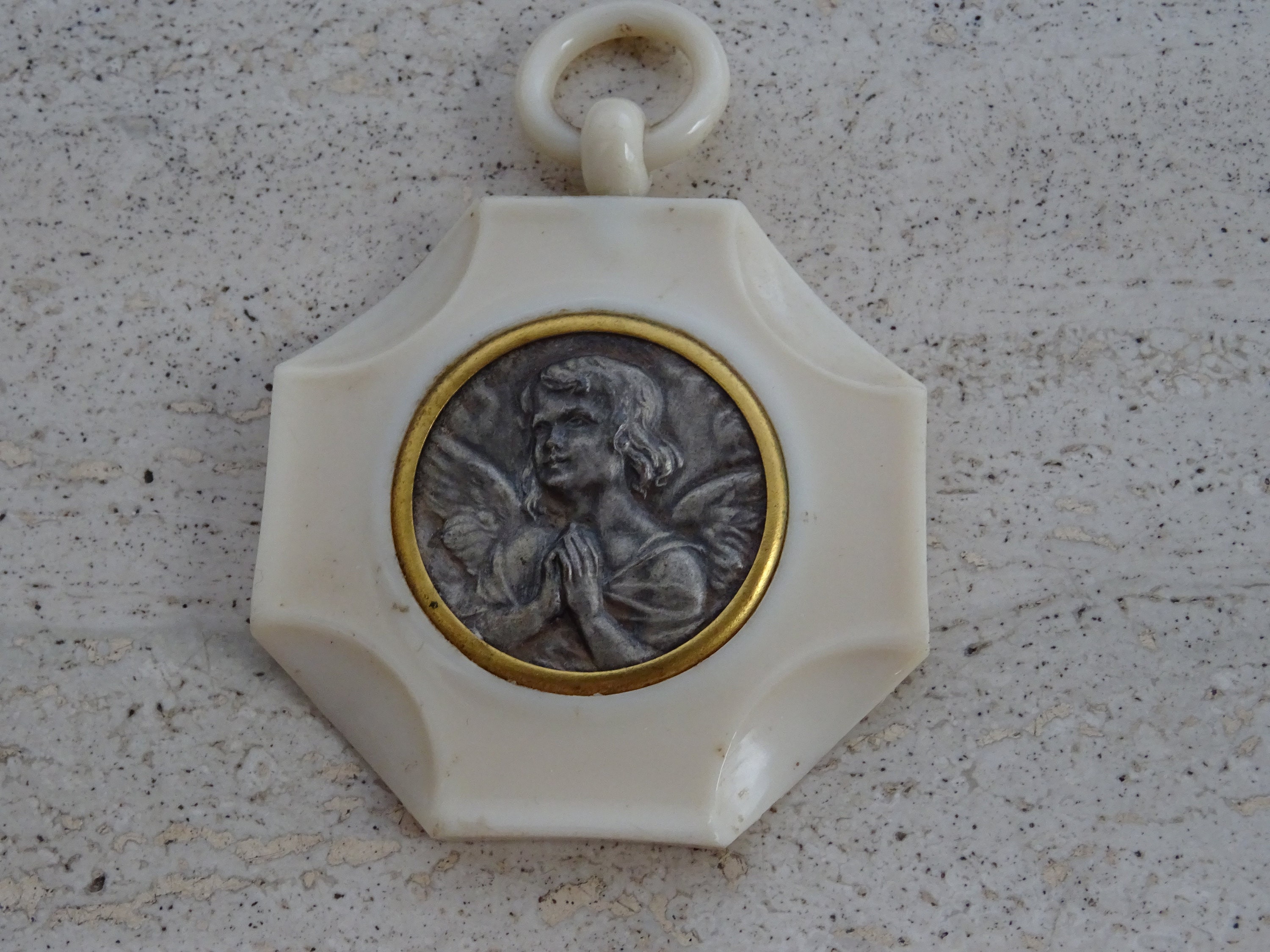 Pendentif médaillon médaillon vintage en métal argenté représentant un chérubin ange gardien. ( B 8 ) - France