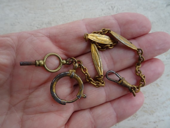 Chaîne De Montre Ancienne Avec Clé - Argenté - Pièce Vintage Pour Collection