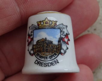 Vintage porcelainen thimble thimbleful with souvenir of Dresden. ( L 23 )