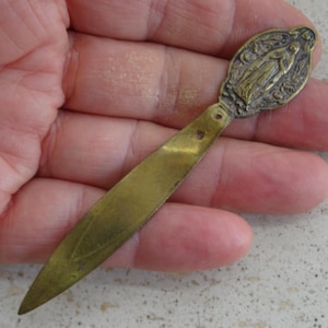 Segnalibro antico religioso francese art déco in rame, tagliacarte, raffigurante la Vergine Maria. 11