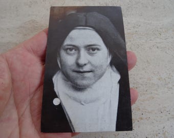 Rara tarjeta religiosa antigua francesa católica con relicario y trozo de tela tocado en la iglesia de Santa Teresa de Lisieux. (UU 28)