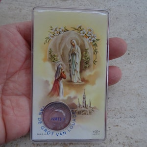 Biglietto religioso cattolico plastificato vintage della Santa Vergine Maria di Lourdes e Santa Bernadette con all'interno l'Acqua Santa di Lourdes. (A22)