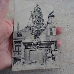 Antieke Franse ongebruikte post prentbriefkaart met standbeeld van Jeanne d'Arc Joan souvenir van Orleans. ( E 2 )