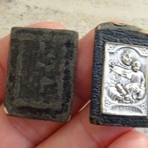 Reliquia religiosa antica francese cattolica tascabile in pelle con immagini placcate in argento della Santa Vergine Maria e di Sant'Antonio. a 8