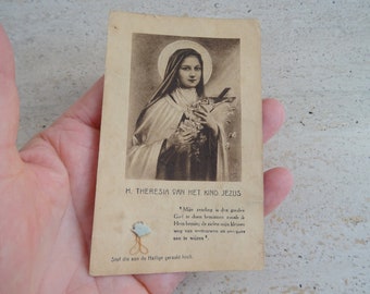 Estampa religiosa católica antigua con reliquia y un trozo de tela tocado en Santa Teresita de Lisieux. (A 21 a)