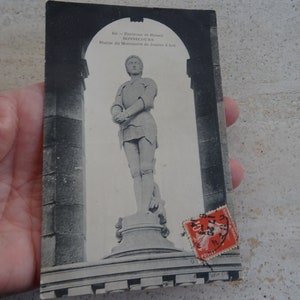 Antike französische gebrauchte Postkarte mit Statue Jeanne d'Arc Jeanne des Bogens des Denkmals betende für Frankreich Souvenir von Rouen. ( D 8 )