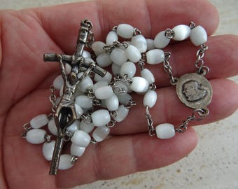 Rosario cattolico francese antico in vetro religioso, con croce argentata e centro del rosario a forma di Papa. (V 18)