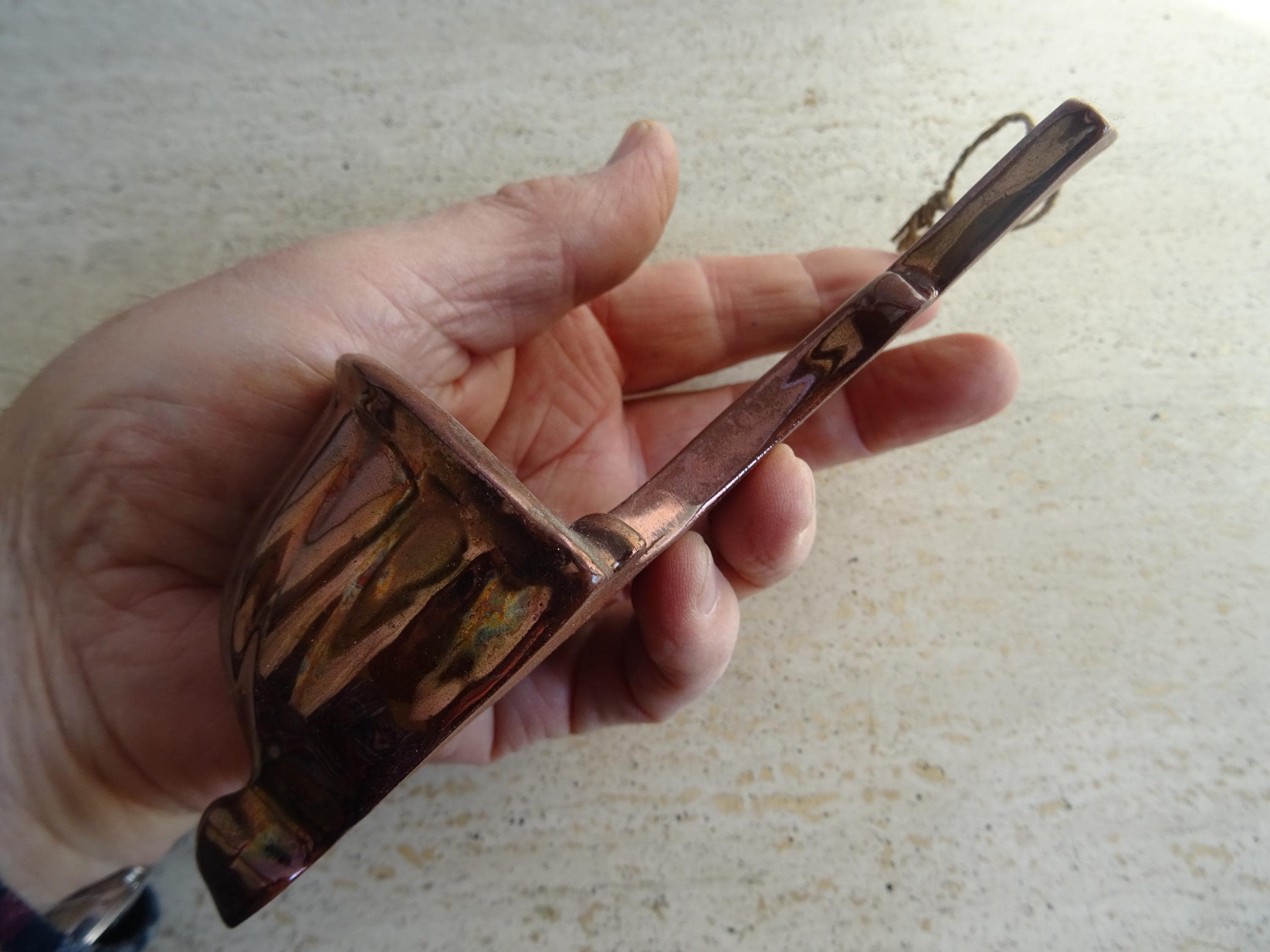 宗教的なヴィンテージの釉薬をかけた陶器、聖水盤、十字架付き。26個