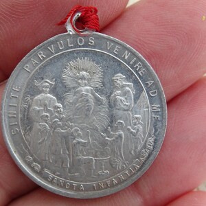 Zeldzame religieuze aluminium katholieke medaillon Heilige bedel hanger medaille van Sancta Infanta Regina Pacis en de Heilige Maagd Maria.  Q 12