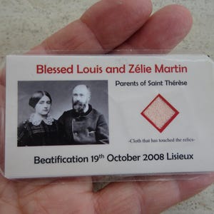 Rare sanctuaire religieux catholique français en carton avec relique de Saint Louis et Zélie Martin. ( V V 6 )